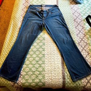 Levi’s women’s Flare 542’s!! 16W